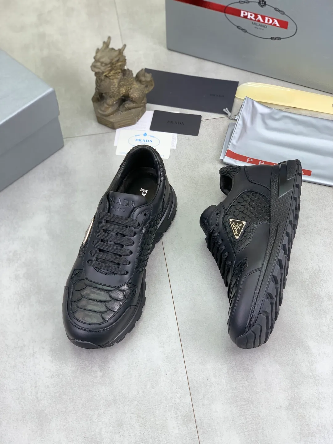 Men's men's shoes💰P580💰【New model】Top quality, new popular models on the official website, which will never go out of style for a century,🆘 The trendy brand (Prada) mainly promotes popular models, avant-garde and versatile fashionable men's shoes, privately molded, with cowhide splicing and 1:1 oil edge treatment... fashionable and simple, original imported cowhide with python skin, cowhide leather lining for feet; the atmosphere and personality are more fashionable, eye-catching and pursuing class. It will subvert the old idea and be a must-have for fashionistas who want to spend time with you! Must keep it! High-end comfortable and low-cost, high-end quality workmanship. Size: 38-44 Various colors available. full package